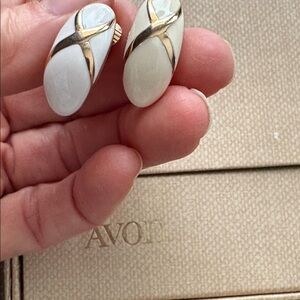 Vintage Avon 1987 Fashion Pastels In GoldPlated & White Enamel Clip Earrings 307